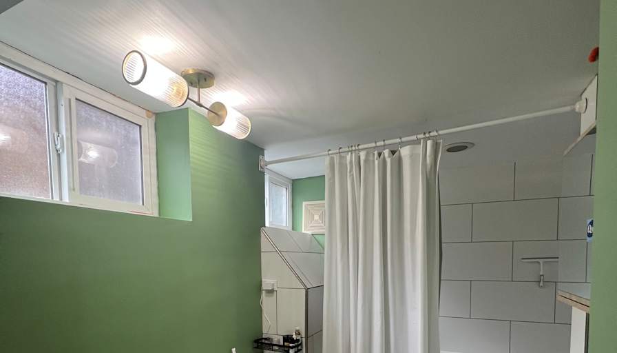 Adrian Pettyfer's room