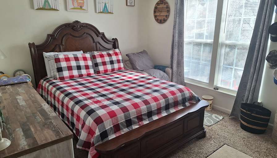 CARL0S's room