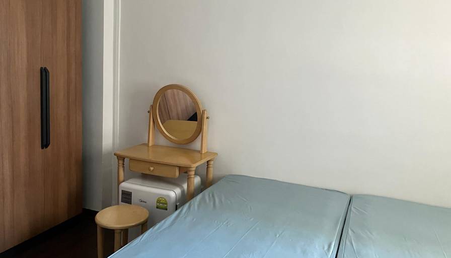F's room