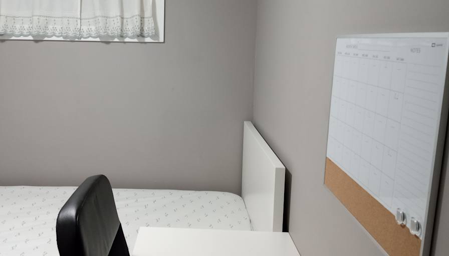 Bwood House's room