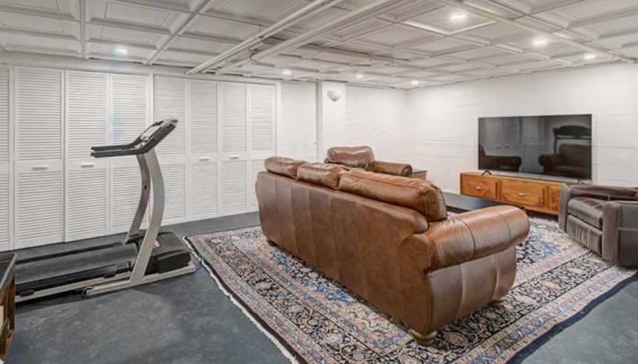 Caroline's room