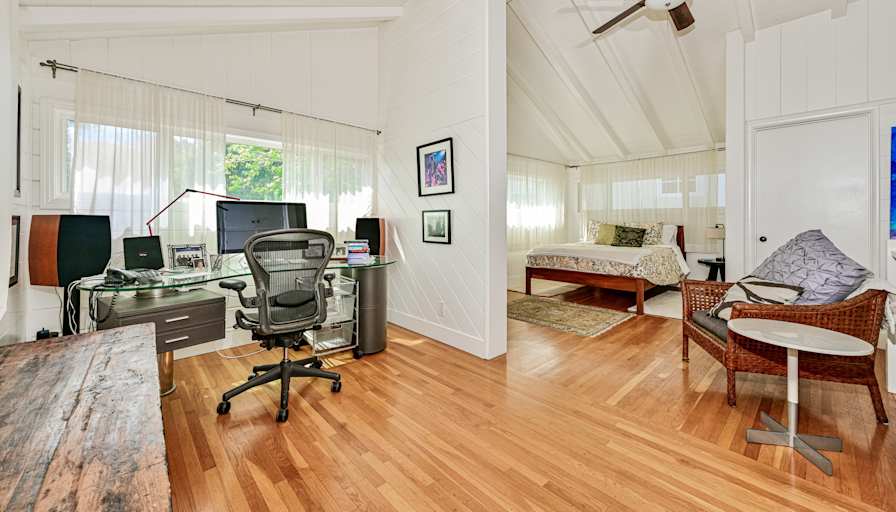 Edgar A. Macías's room