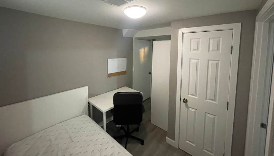 Bwood House's room