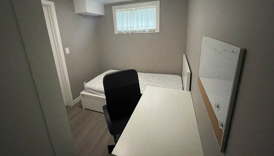 Bwood House's room
