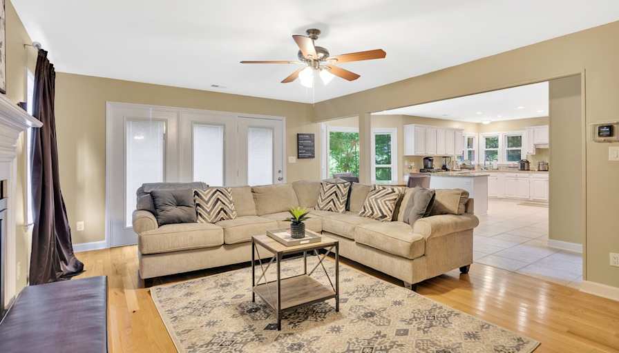 lifedoorrentals's room