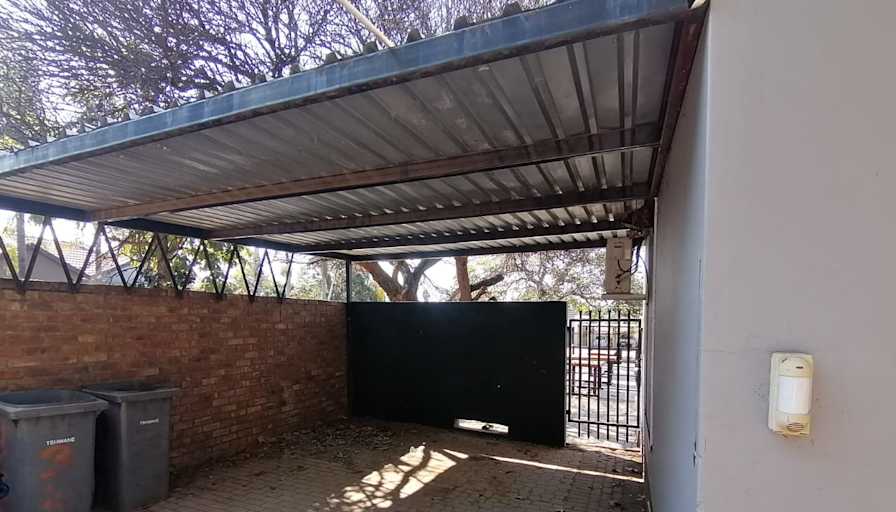 ARMAND FOURIE's room