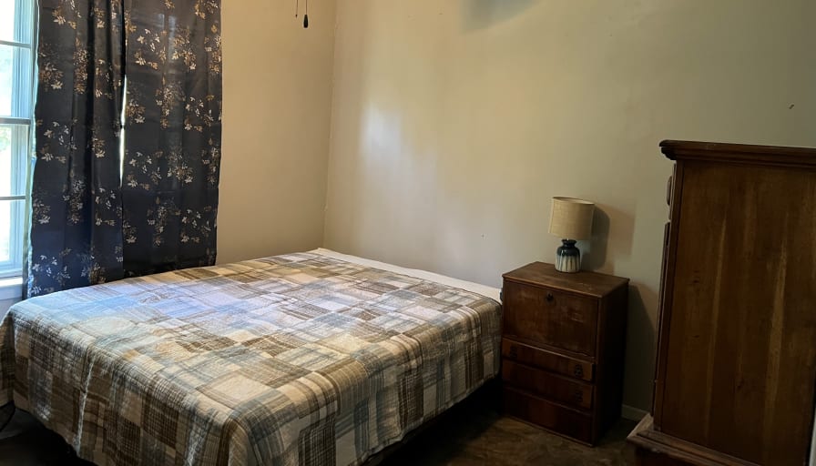 De's room