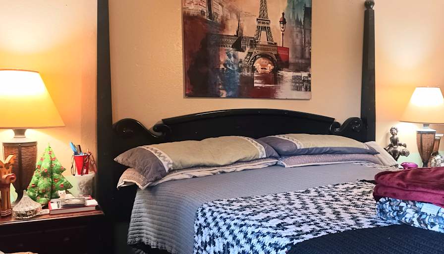 Cris Mendozahowell's room