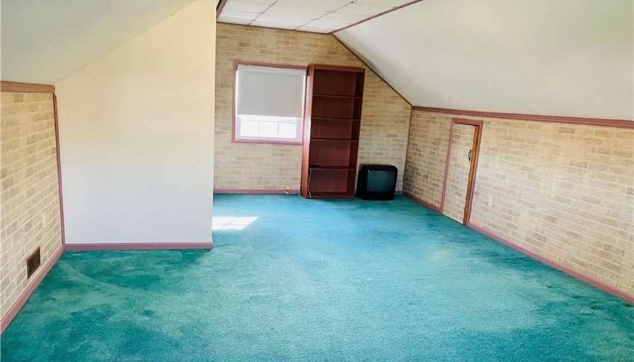 Lyno  - Tiff's room