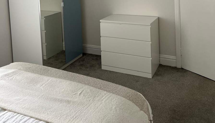Nas's room