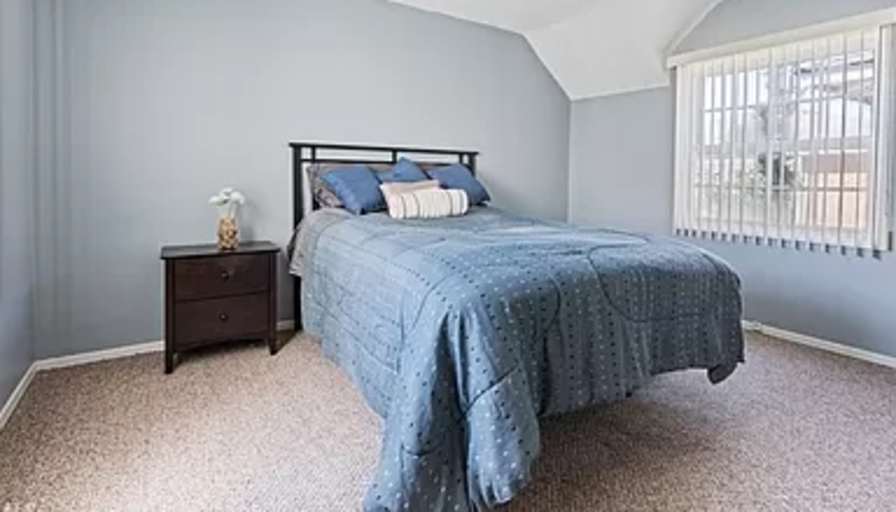 Room in a quiet house - Oxnard's room