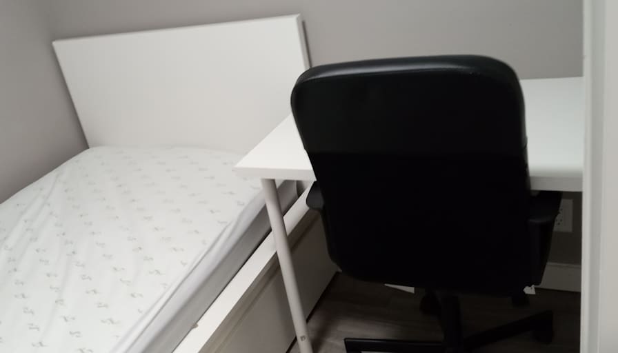 Bwood House's room