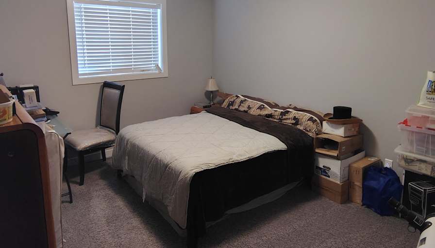 D G Roomie's room