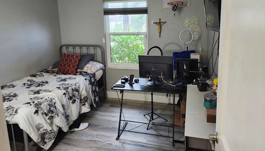 Armando's room