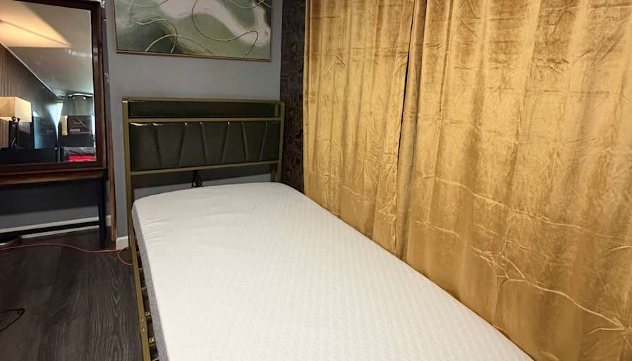 Enshi's room