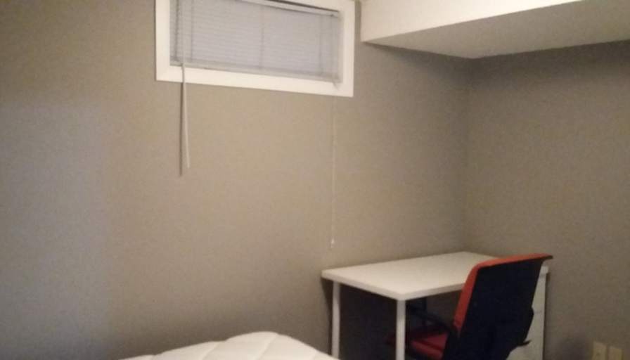 Bwood House's room