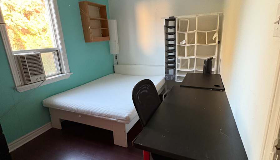 Vincent Molumby's room