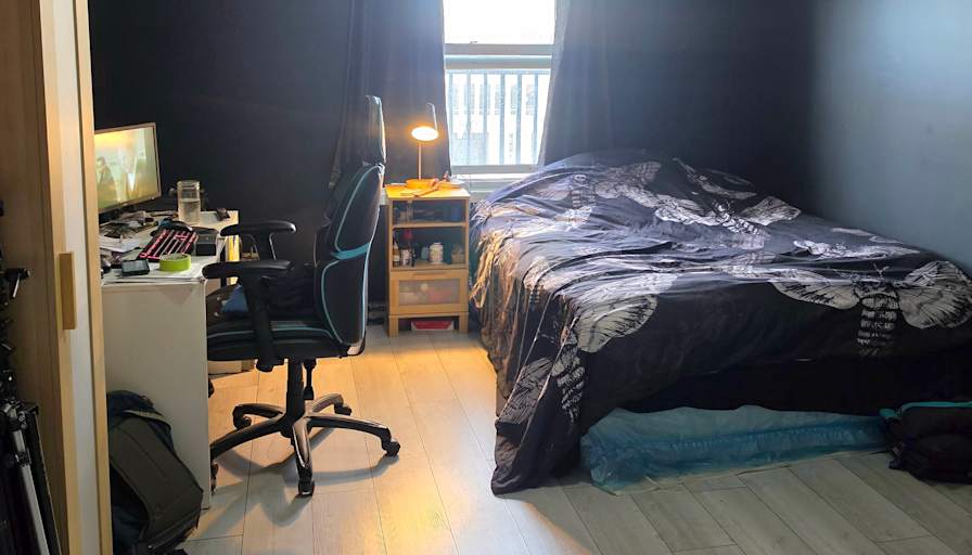 Arie P's room