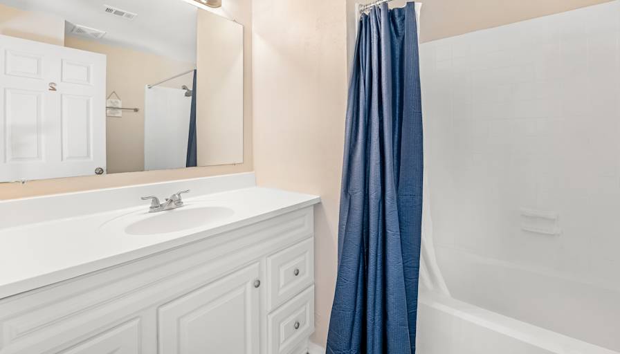 lifedoorrentals's room
