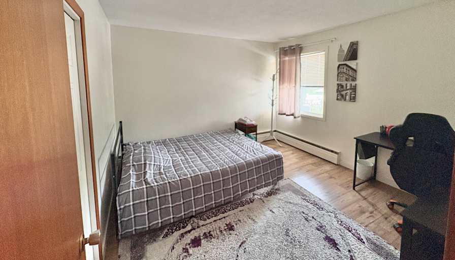 Mahdi's room