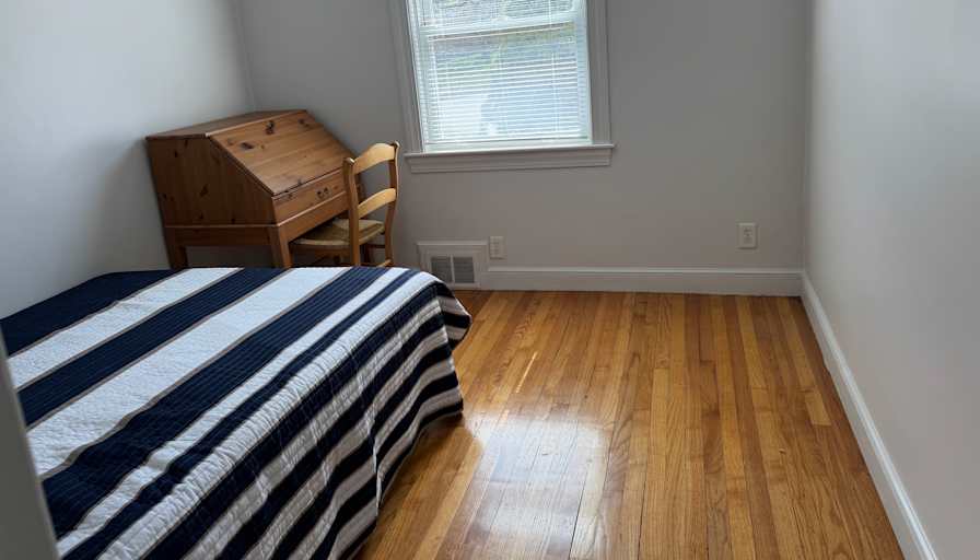 JACKIE HYOUNG's room