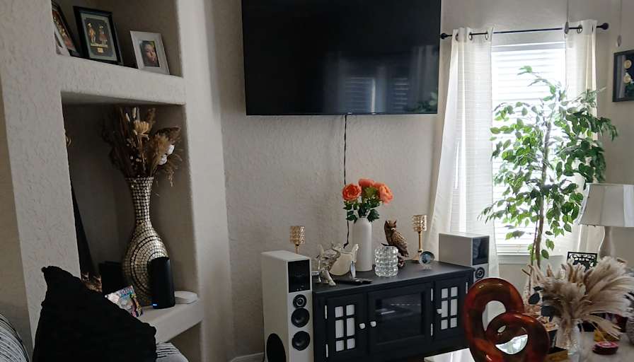 Luis's room