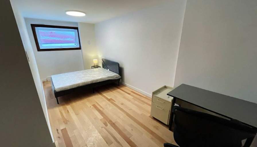 Atbin's room