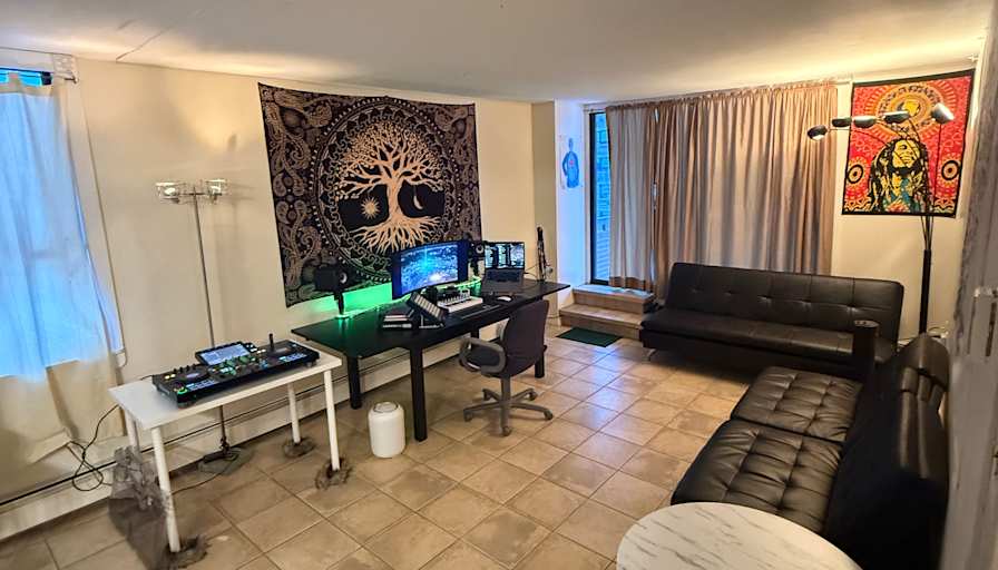 Deval's room