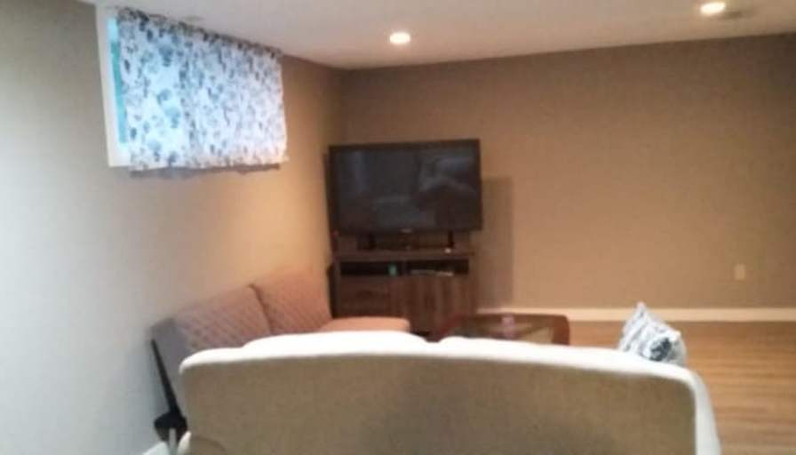 Bwood House's room