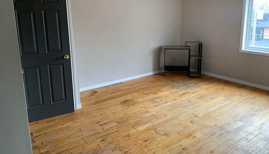 C Y's room