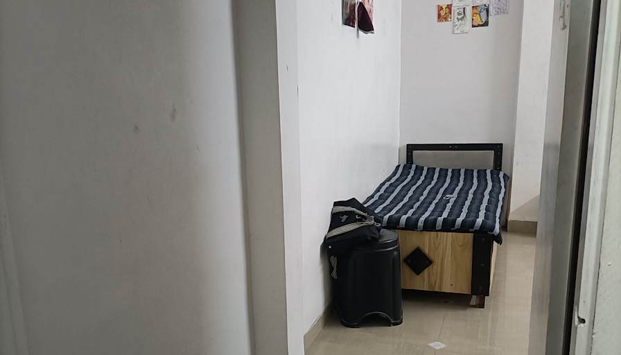 Esha Tomar's room
