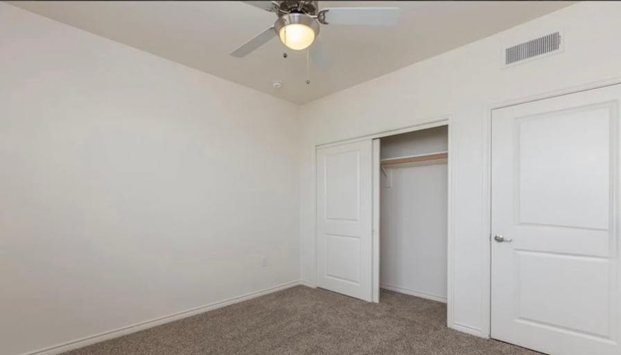 Looking for Roommates's room