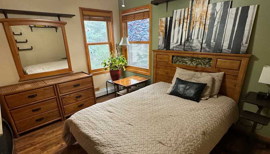 Jeffery Lampas's room