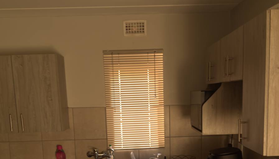 SAMI SIMON's room