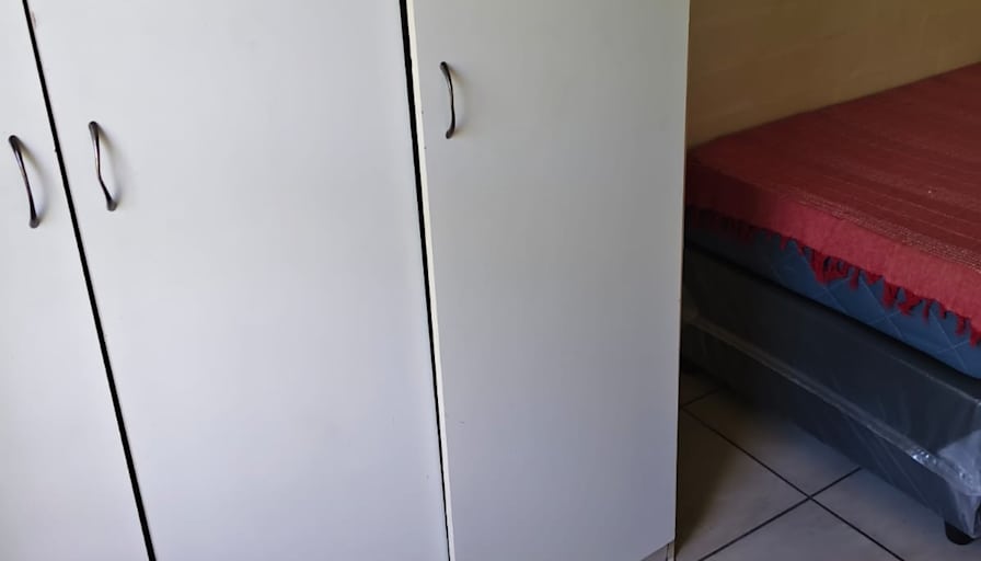 Leslie's room
