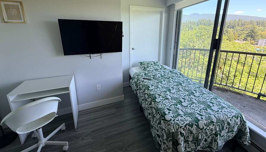 Oybek's room