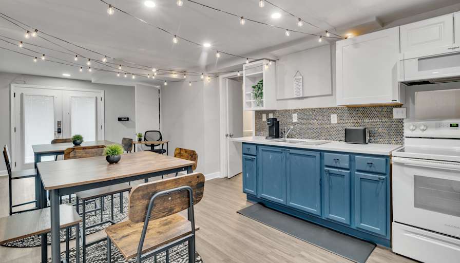 lifedoorrentals's room
