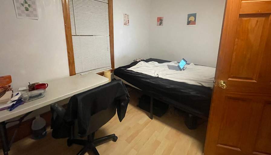 Moe's room