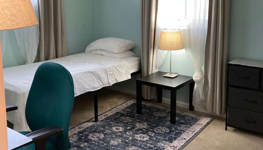 College Park Bed and Bath's's room