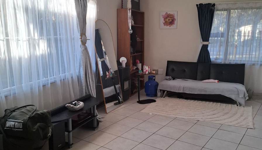 Thomas Sello's room