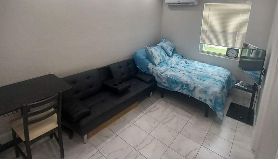 Yossi's room