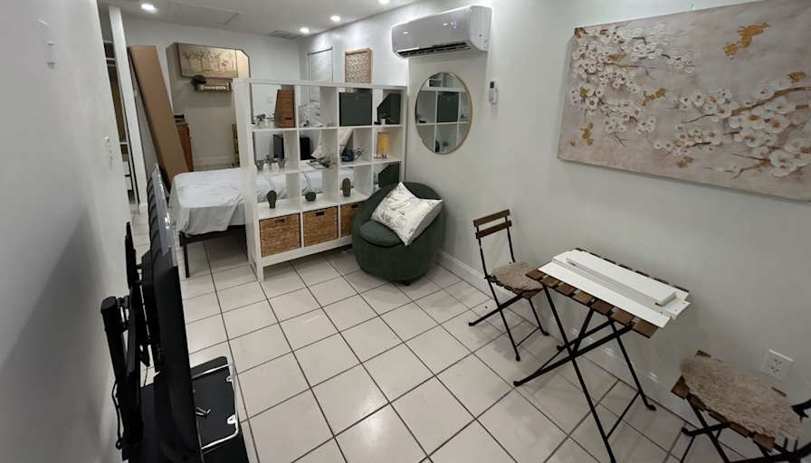 Yossi's room