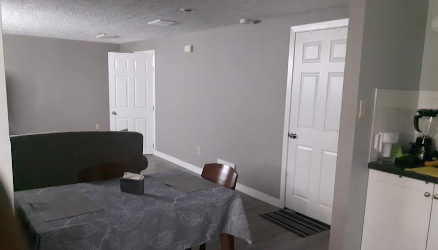 Bwood House's room