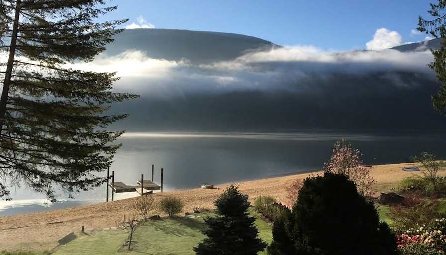 Lakefront Living's room