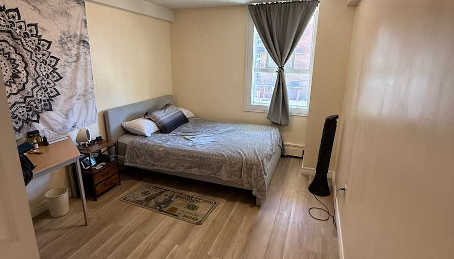 Deval's room