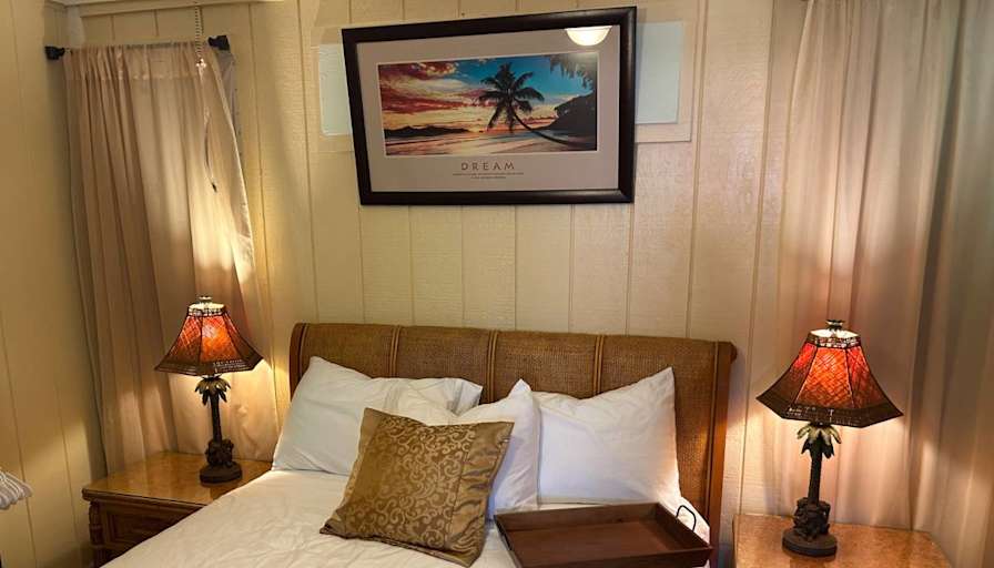 Furnished Room's room