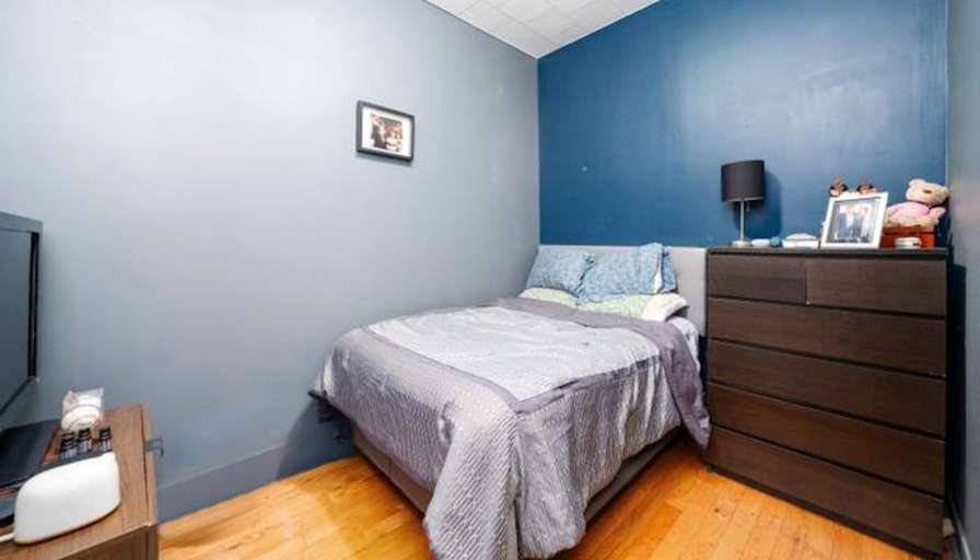 Linh's room