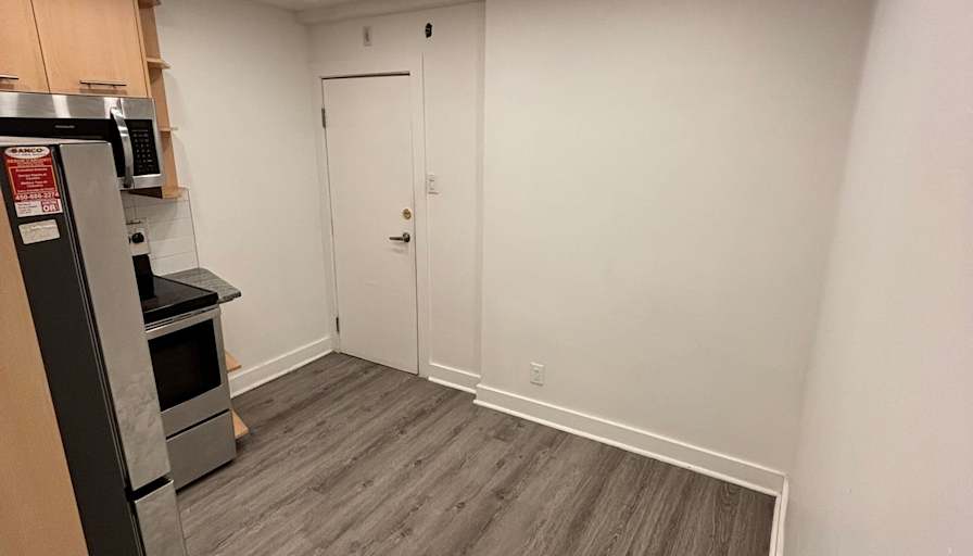 30e Avenue — photo 2