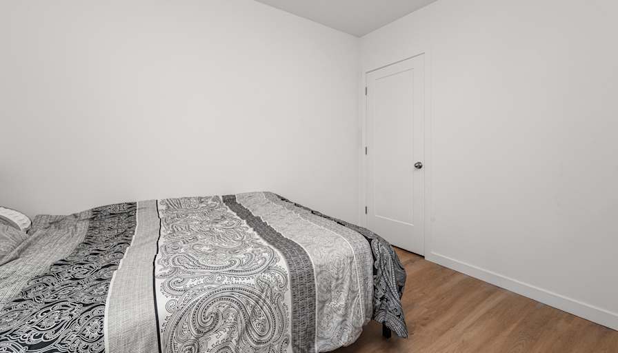 Shared furnished room in an apartment — photo 2