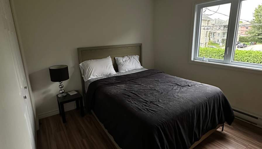 Furnished room with own bathroom in a condo — photo 2